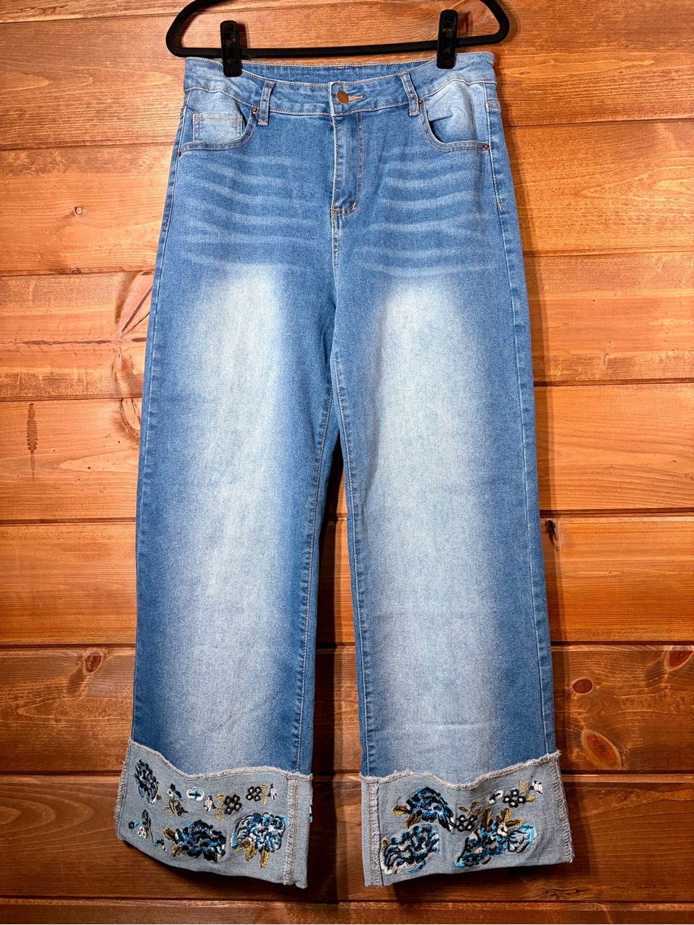 Women's Light Blue Embroidered Wide-Leg Jeans Size XL or Size 12 💙